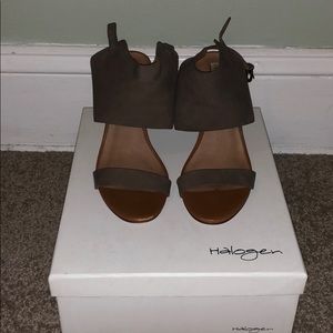 Halogen taupe wedges